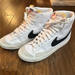Women’s Nike Blazer Mid ‘77 High Tops Size 9.5